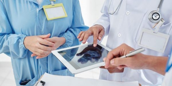 physicians-planning-surgery-WZ9FJQE-min