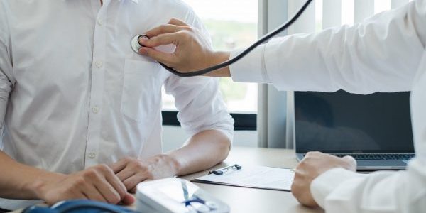 male-doctors-perform-a-pulse-test-using-a-stethosc-6LKCBKS-min