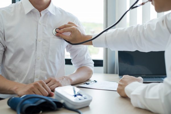 male-doctors-perform-a-pulse-test-using-a-stethosc-6LKCBKS-min