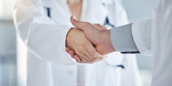 handshake-medical-and-doctors-have-agreement-on-p-2022-12-14-01-49-36-utc