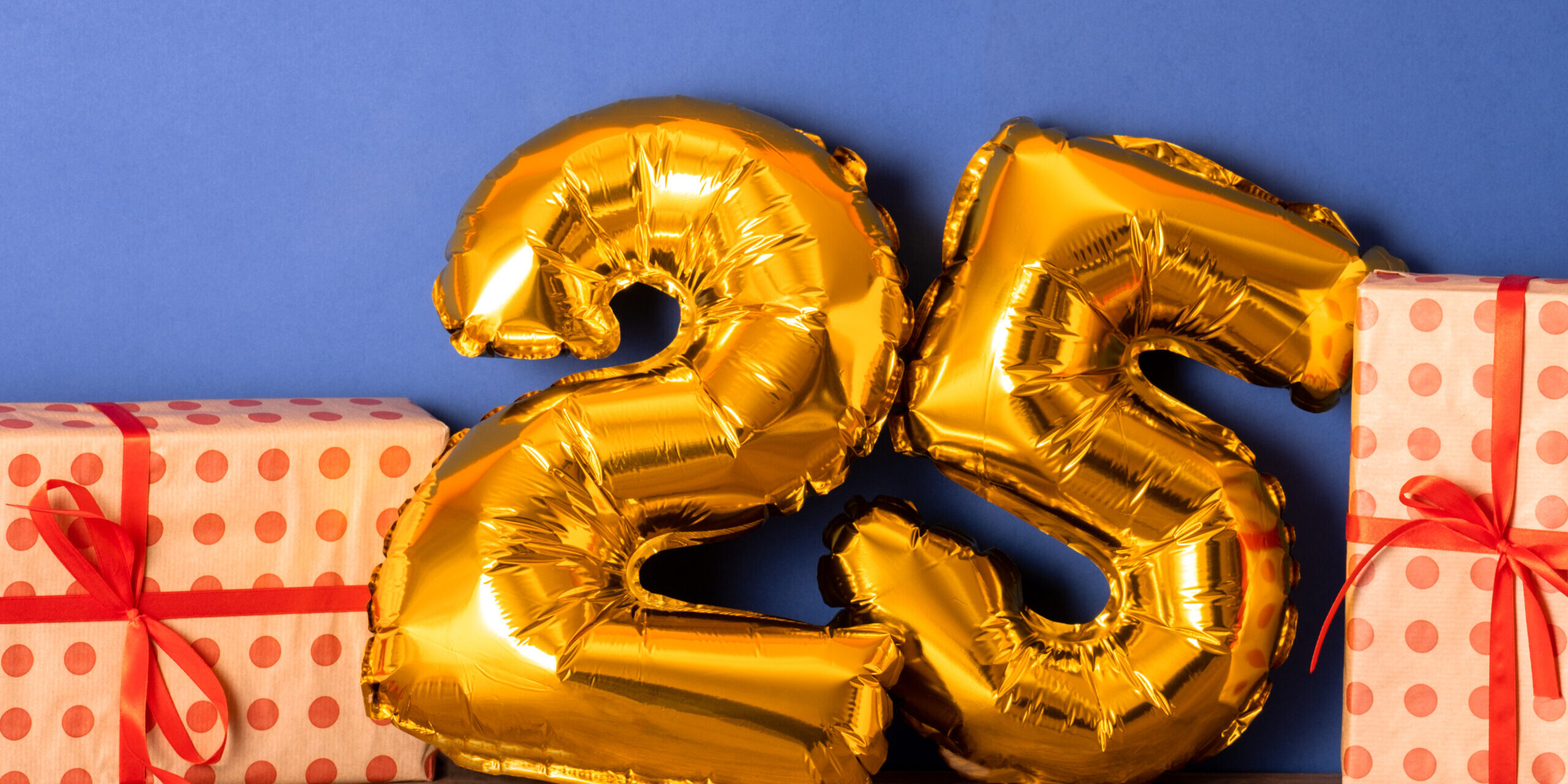 golden-foil-balloon-numbers-party-decor-on-wooden-2026-01-08-06-37-21-utc